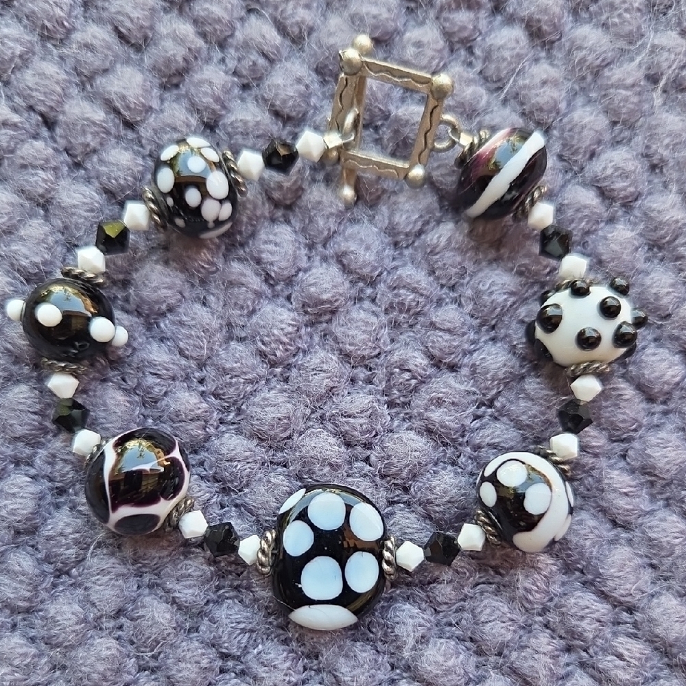 Elegant Black and White Beaded Bracelet